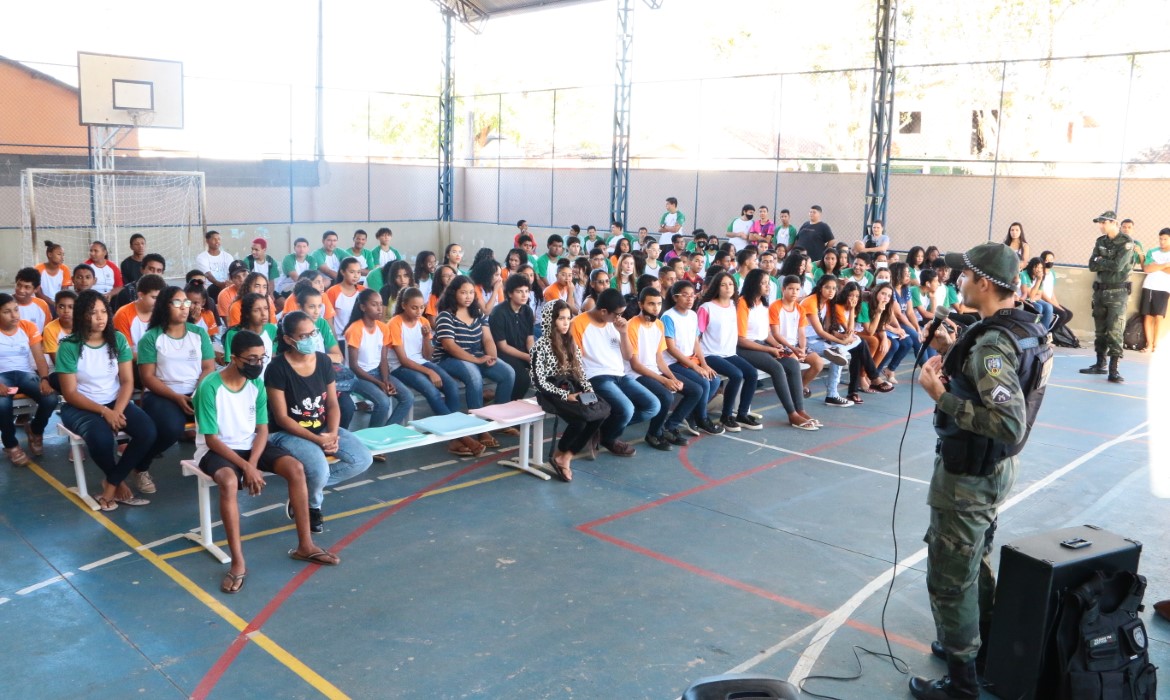 Alunos da Escola “Ermentina Leal” participam de bate-papo com Polícia Militar Ambiental