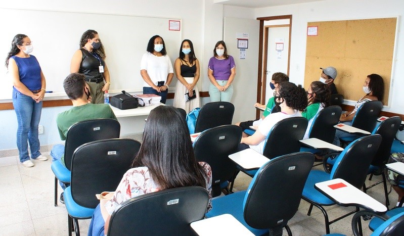 Alunos participam de aula inaugural do curso gratuito de Assistente Administrativo 