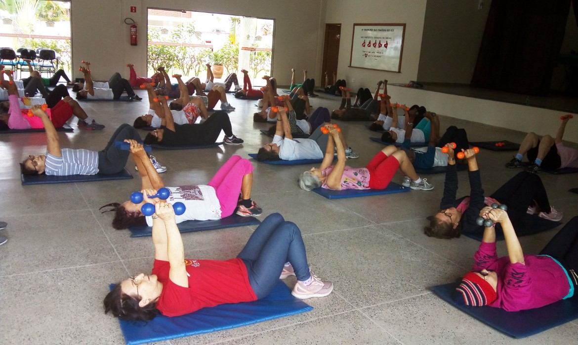 Exercícios em grupo estimulam qualidade de vida aos idosos do CCI de Aracruz 