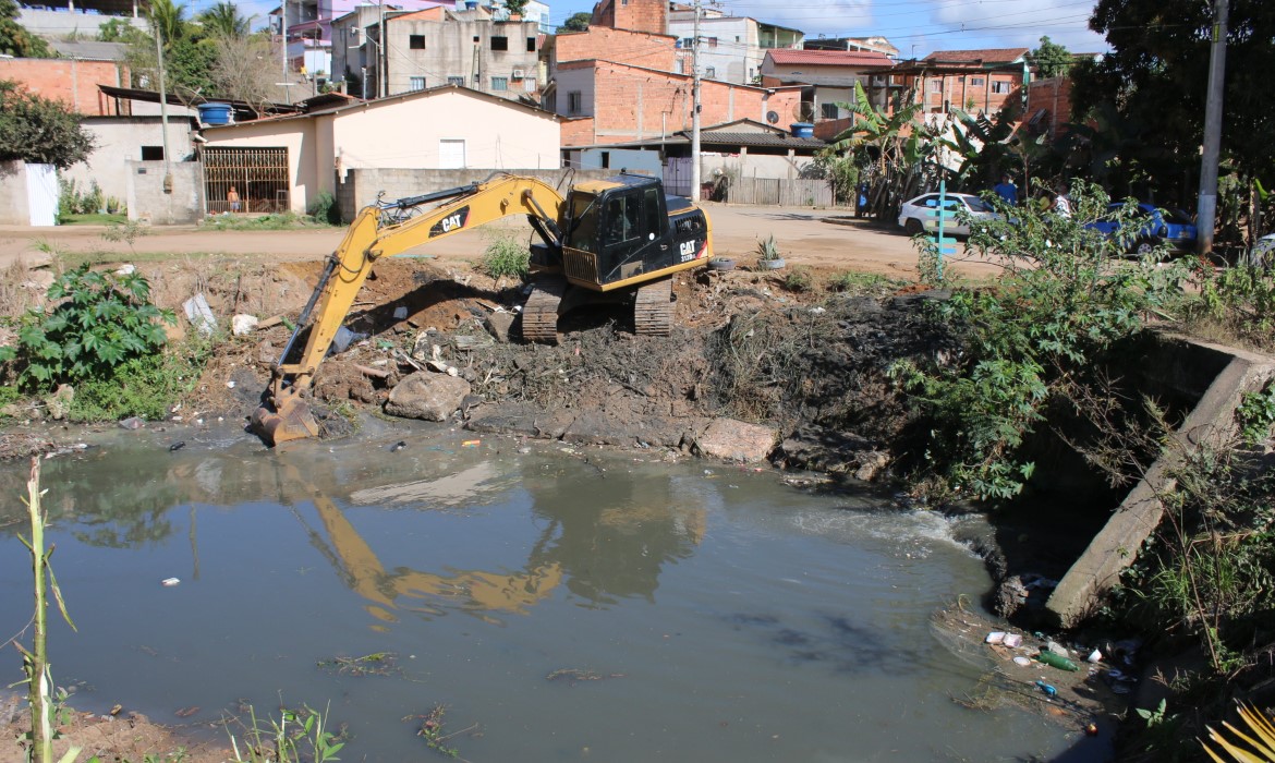 Setrans inicia limpeza no valão da Portelinha