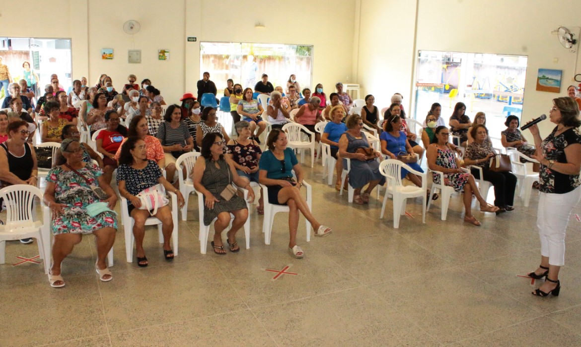 Cerca de 70 idosas participam de atividades em comemoração ao Dia das Mães