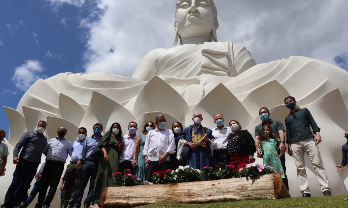 Turismo regional: Dr. Coutinho e Beto Vieira participam da inauguração do grande Buda, em Ibiraçu