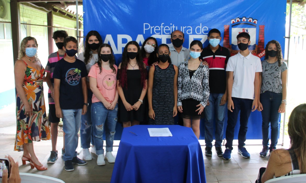 Educação: premiados da rede municipal de ensino recebem homenagem durante solenidade