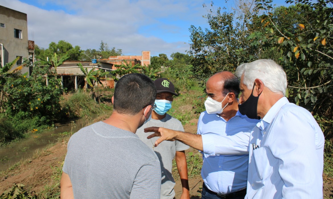 Prefeito acompanha o início da limpeza do valão no Morobá