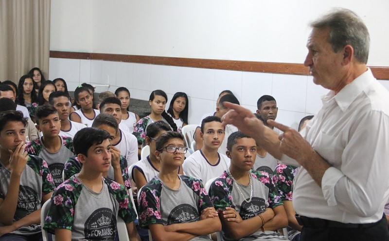 Alunos da Rede Municipal de Ensino participam de roda de conversa com prefeito e secretários 