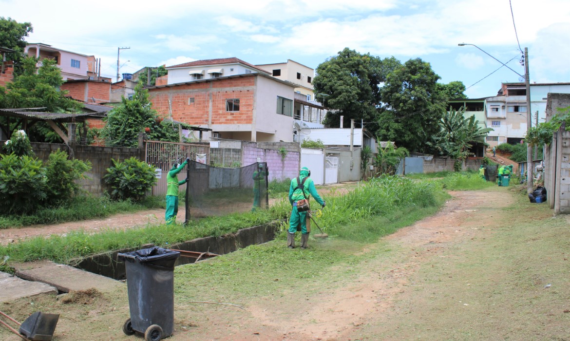 Setrans intensifica os serviços de limpeza no valão da Grande Bela Vista e Guaxindiba