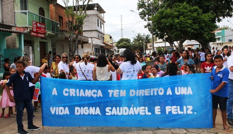 Centenas de crianças fazem caminhada pela valorização da vida, em Barra do Riacho