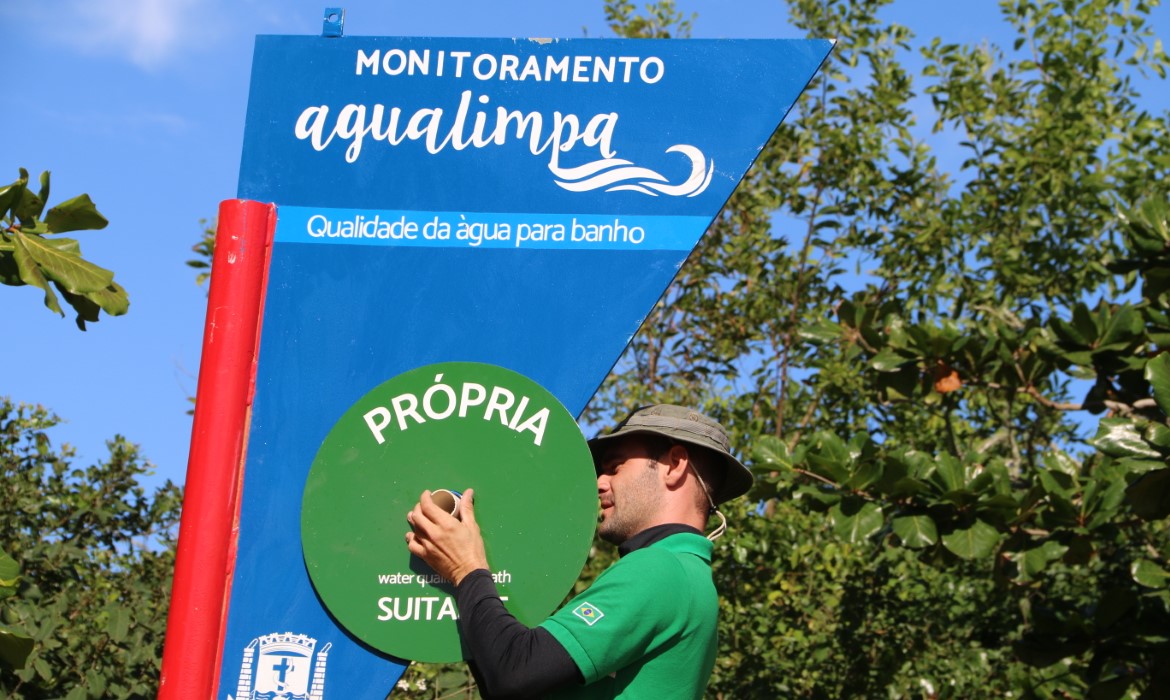 Prefeitura de Aracruz instala novas placas de balneabilidade nas praias do município 