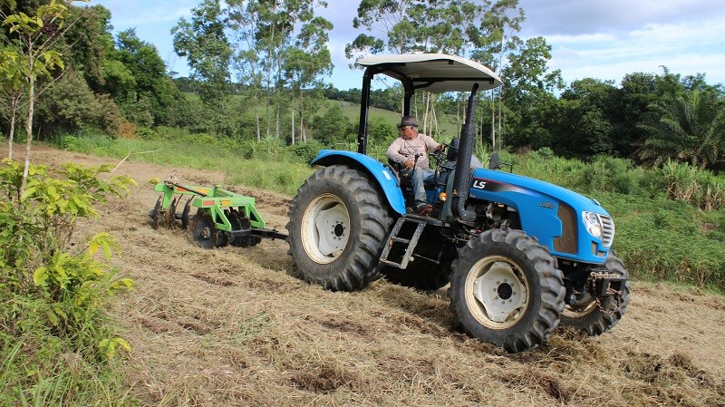 Trator modelo U80 ajuda famílias de agricultores de Boa Vista na produção de alimentos e em demais atividades diárias