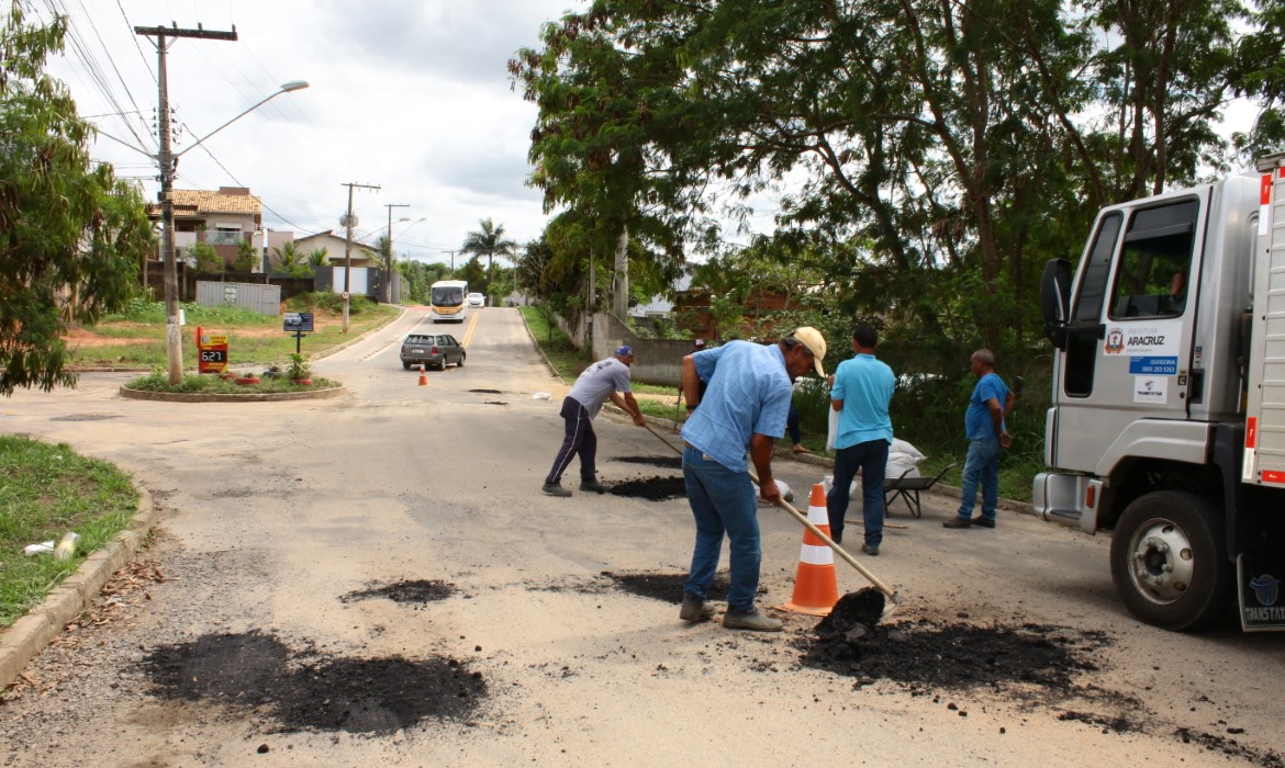 Secretaria de Transporte realiza serviços de tapa-buracos em vias de Aracruz