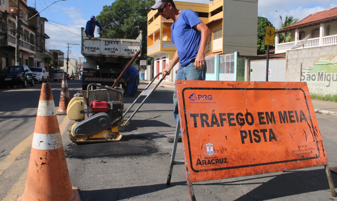 Trabalho de manutenção em vias públicas após chuvas continua em Aracruz 