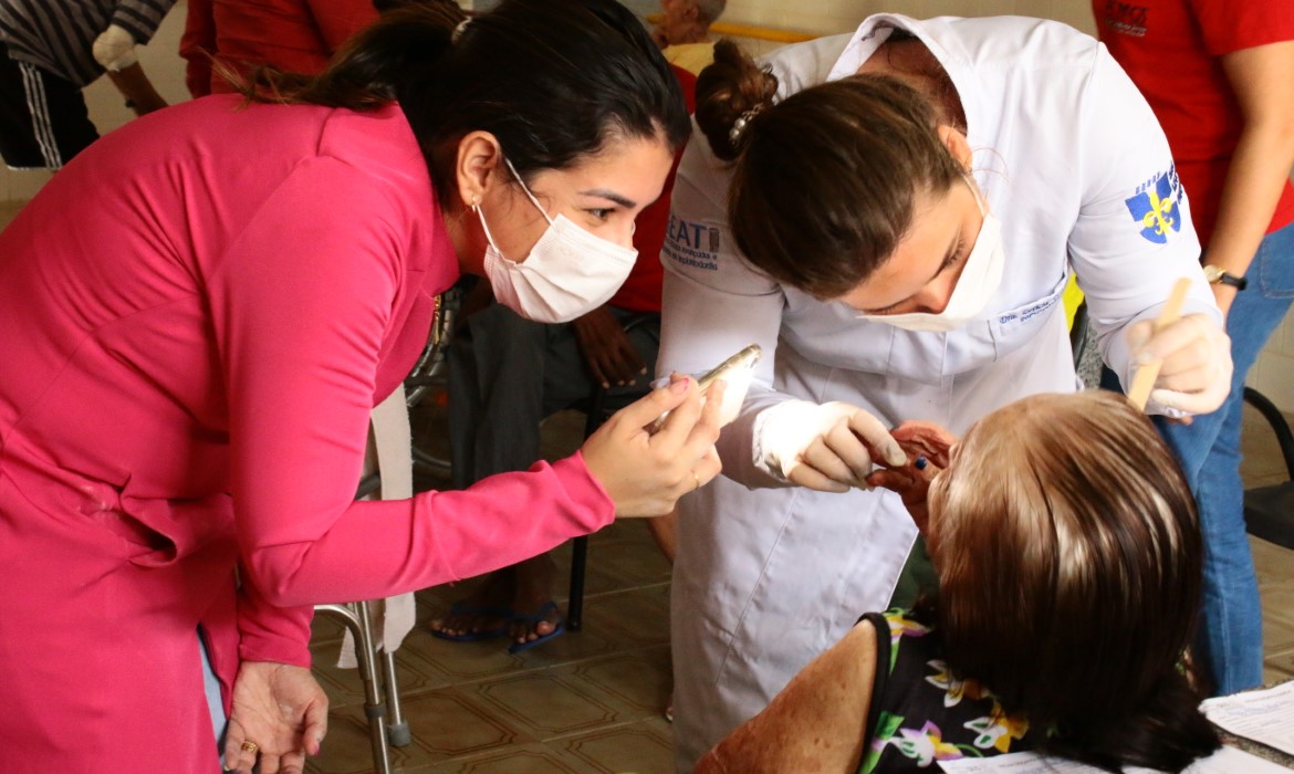 Equipe da Saúde Bucal de Aracruz realiza ação de prevenção com idosos do Recanto do Ancião