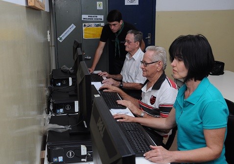 Terceira Idade participa de aulas de informática ministradas pelo 25° Grupo  Escoteiros Jequitibá