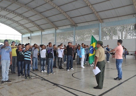 Jovens de Aracruz participam de Juramento à Bandeira