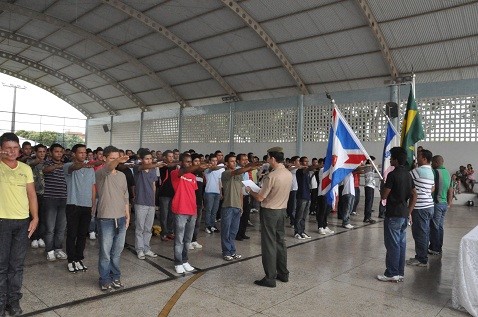 Jovens de Aracruz prestam juramento à bandeira