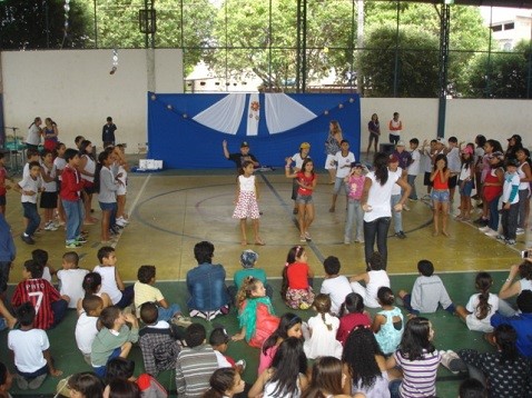 “Parada Literária” marca o início do “Comunidade de Leitores” na escola “Zilca Nunes Vieira Bermudes”