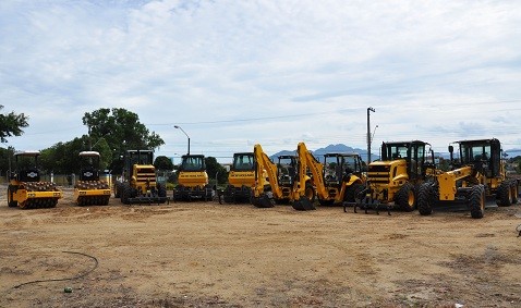 Prefeitura apresenta dez novas máquinas para serviços agrícolas e de infraestrutura