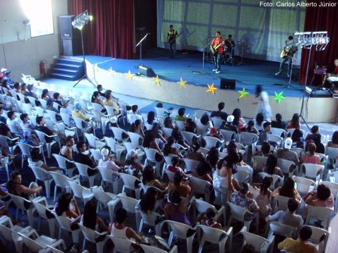 Oportunidades para novos talentos no show de calouros “O Domingo é Nosso”. Inscrições já estão abertas