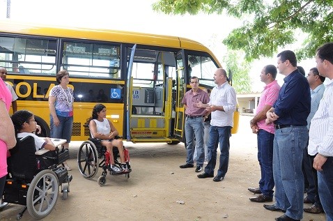 EDUCAÇÃO - Alunos com deficiência das escolas Placidino Passos e Ezequiel Fraga Rocha recebem ônibus adaptados 