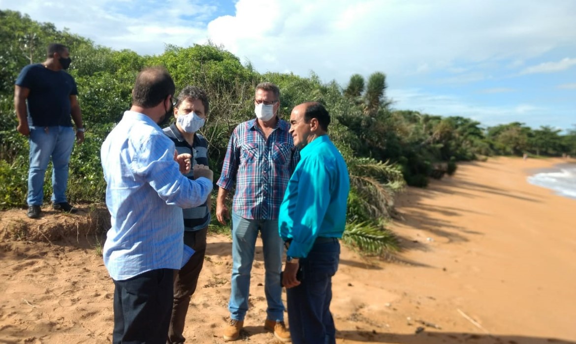 Prefeitura visita extensão da orla de Aracruz para realizar avaliação da vegetação local