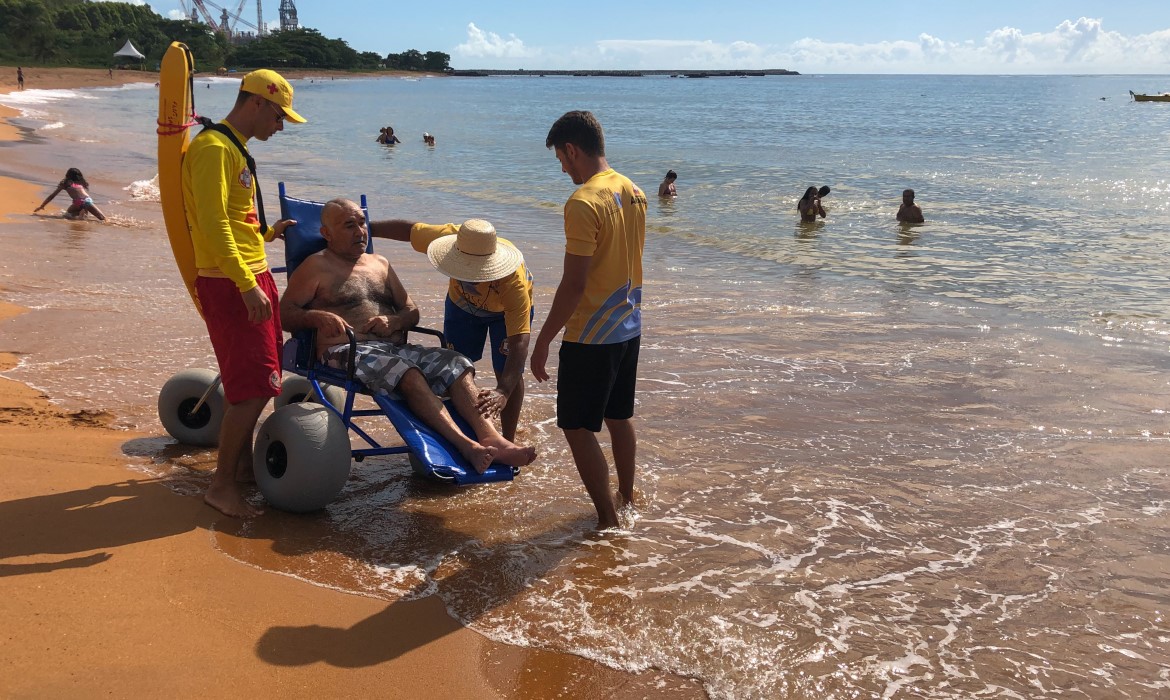 Prefeitura retoma projeto Nossa Praia que disponibiliza cadeiras anfíbias para pessoas com deficiência