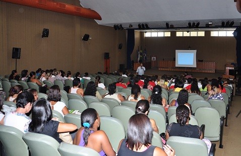 Agentes de saúde e enfermeiros recebem orientações sobre Aleitamento Materno, Pré-Natal, Parto e Puerpério 