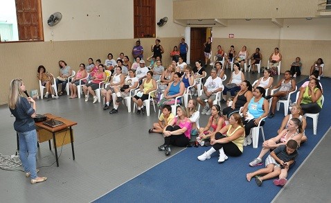 Alunas de aula de aeróbica participam de palestra com nutricionista