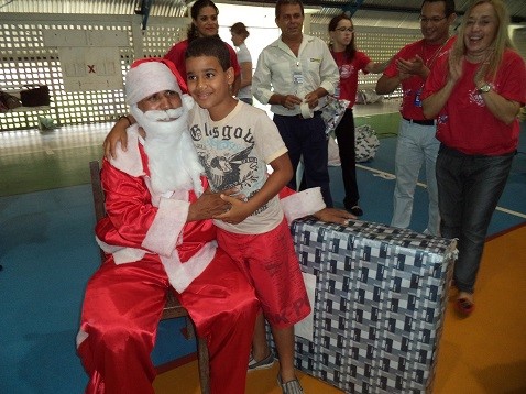 Campanha Papai Noel dos Correios presenteia alunos da rede municipal de ensino