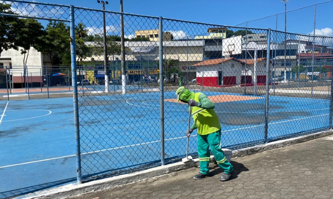 Prefeitura realiza limpeza geral e pintura na Praça da Paz