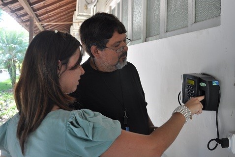 Prefeitura de Aracruz instala relógio de ponto digital biométrico