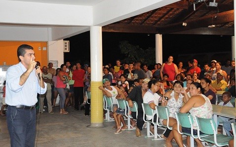 HABITAÇÃO E DEFESA CIVIL - Prefeito se reúne com moradores para regularizar situação de loteamento em Vila do Riacho