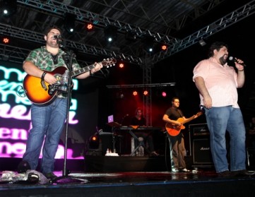 21ª Expo Aracruz fecha com chave de ouro com show da dupla sertaneja César Menotti e Fabiano