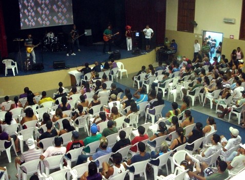 A banda Os Jotas toca no teatro municipal nesta sexta-feira (16)