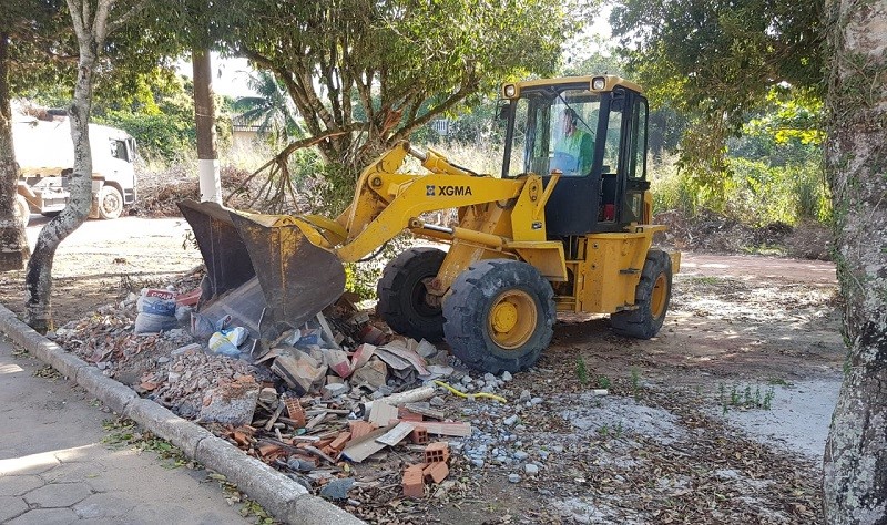 Equipe de coleta mecanizada atua em Barra do Sahy 