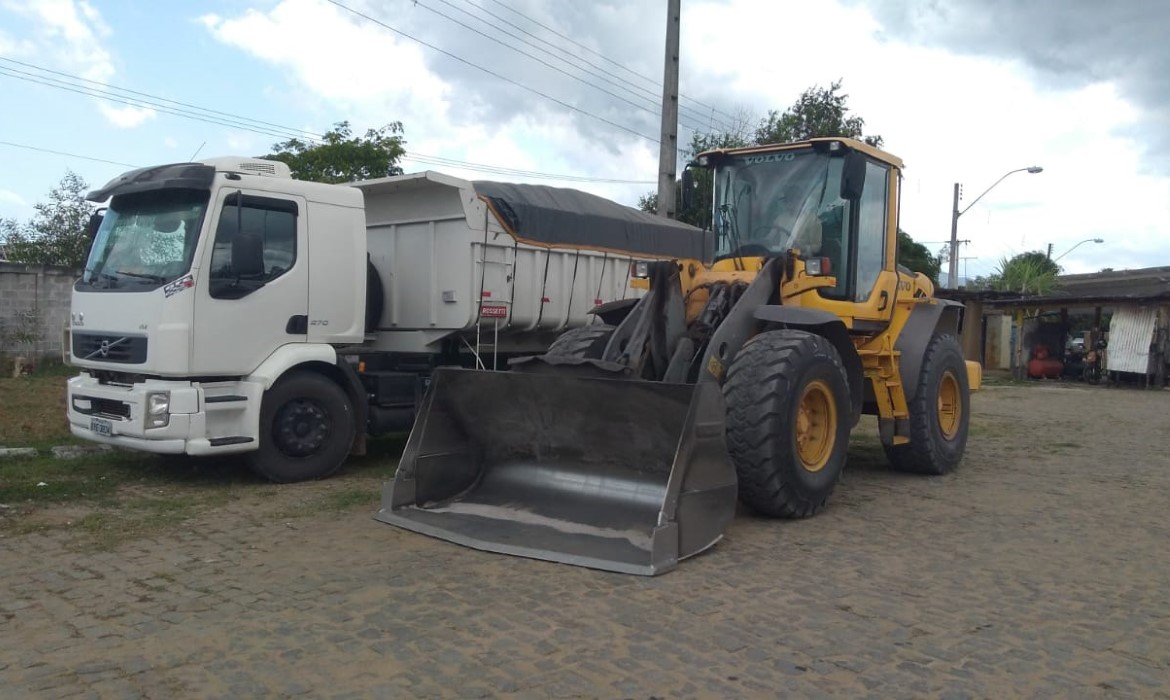 Máquina e caminhão utilizados em extração de areia são apreendidos no município de Aracruz