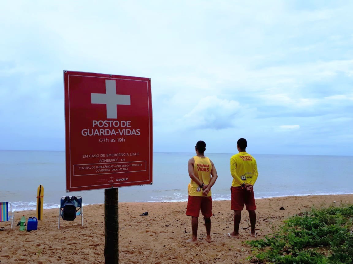 Guarda-vidas atuando em dezesseis pontos do litoral de Aracruz 