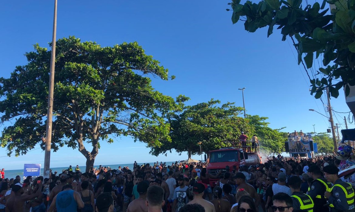 Depois de três anos trio elétrico volta a animar multidão na praia da Barra do Sahy