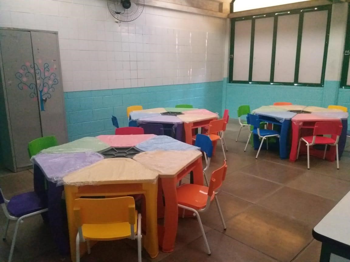 Prefeitura entrega 1600 novas carteiras para o Ensino Fundamental e Educação Infantil do município