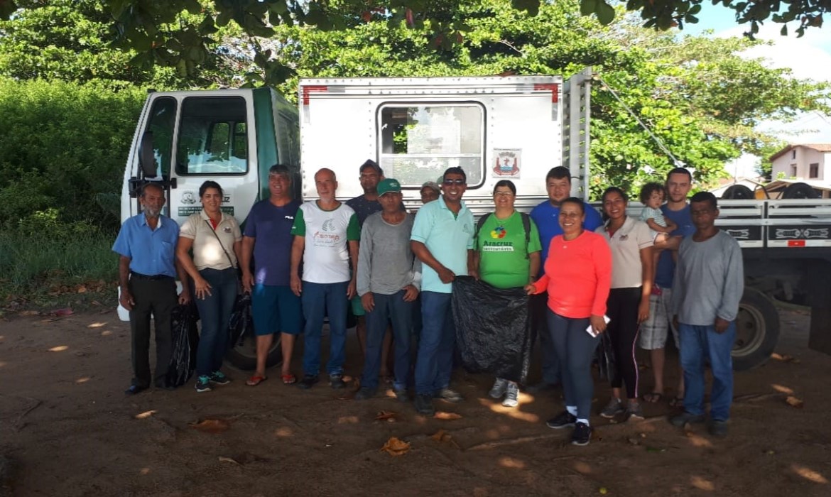 Ação ambiental da Associação de Moradores em parceria com a Seman e Setrans recolhe lixo em área de restinga de Mar Azul 