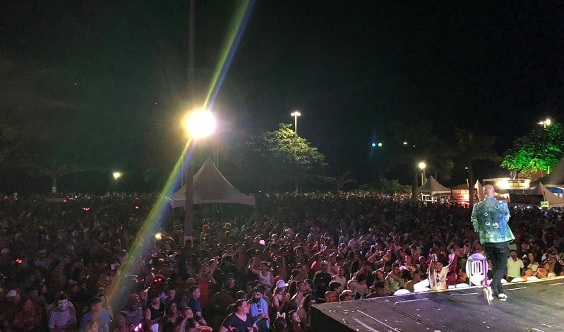 Segundo dia de folia atrai mais de 20 mil pessoas às praias de Aracruz