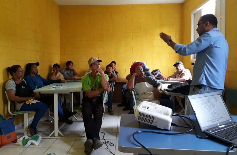 Segurança no Trabalho: Catadores da Associação Recicle Aracruz são instruídos quanto ao uso dos EPI´s