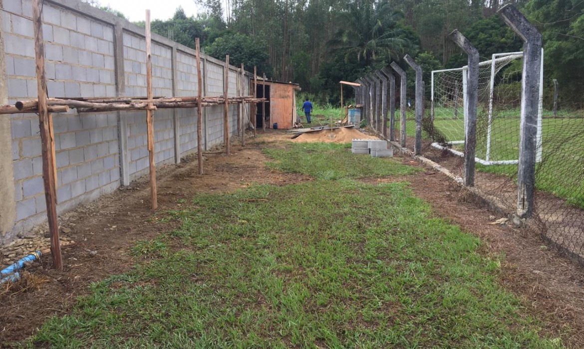 Reparação feita pelo SAAE está construindo parte do muro que foi demolido do campo de futebol de Guaraná