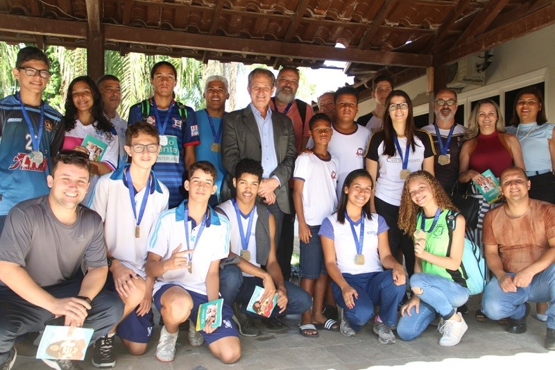 Prefeito Jones Cavaglieri recebe alunos campeões da fase regional dos Jogos Escolares do Espírito Santo (JEES) 2019