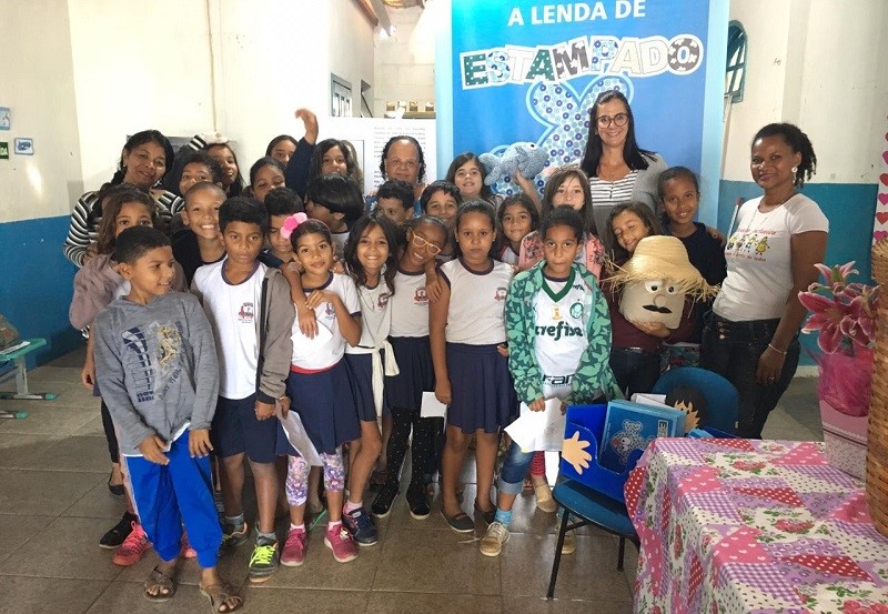 Alunos da EMEF Nova Santa Cruz participam de momento literário com a professora Loressa Pagani Campostrini