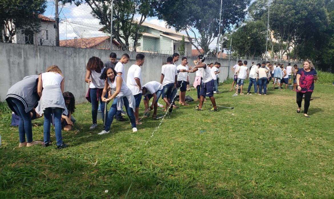 Alunos dos 8&#7506;&#738; Anos fazem “Torneio de Lançamento de Foguetes”