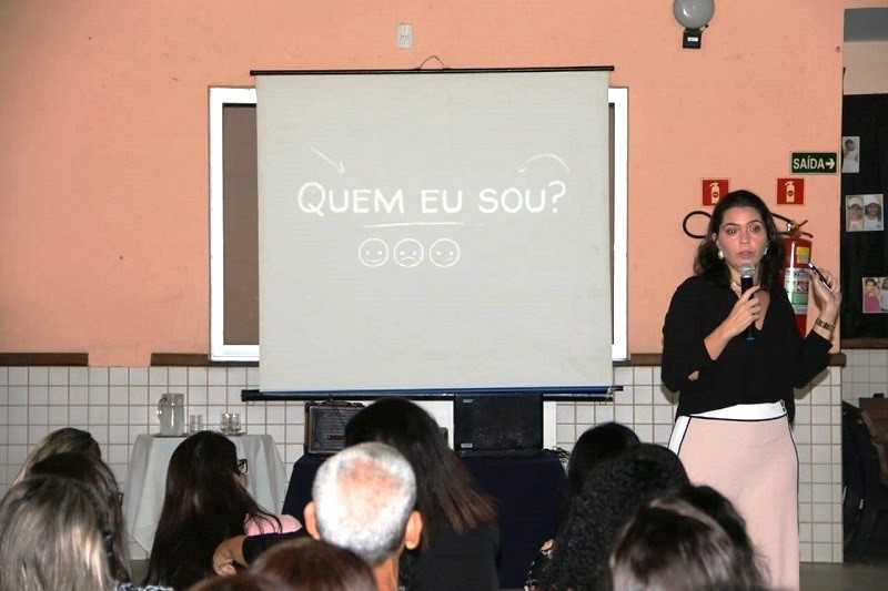 Profissionais da Educação participam da palestra "Angústia e frustração no magistério numa visão da psicanálise"