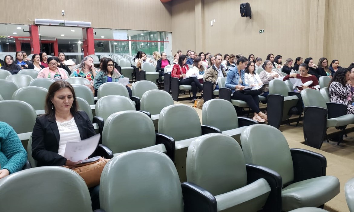 Educadores participam de curso para aperfeiçoamento profissional