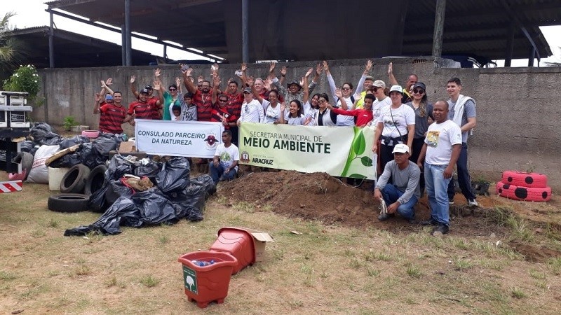 Mutirão de limpeza retira lixos de restinga, manguezal e sensibiliza moradores