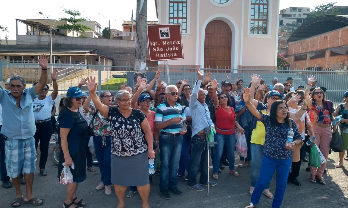 Idosos do CCI participam de festa em Laranja da Terra 