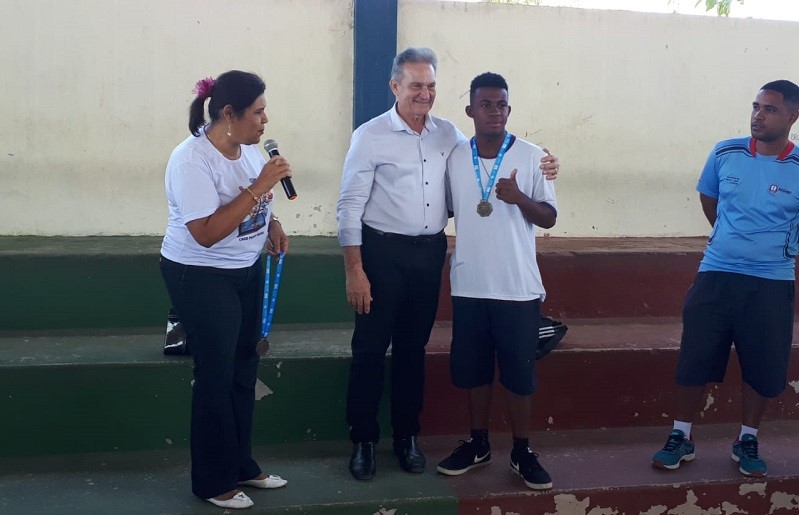 Prefeitura de Aracruz presta homenagem a aluno medalha de ouro nos Jogos Escolares do Espírito Santo (JEEIS)